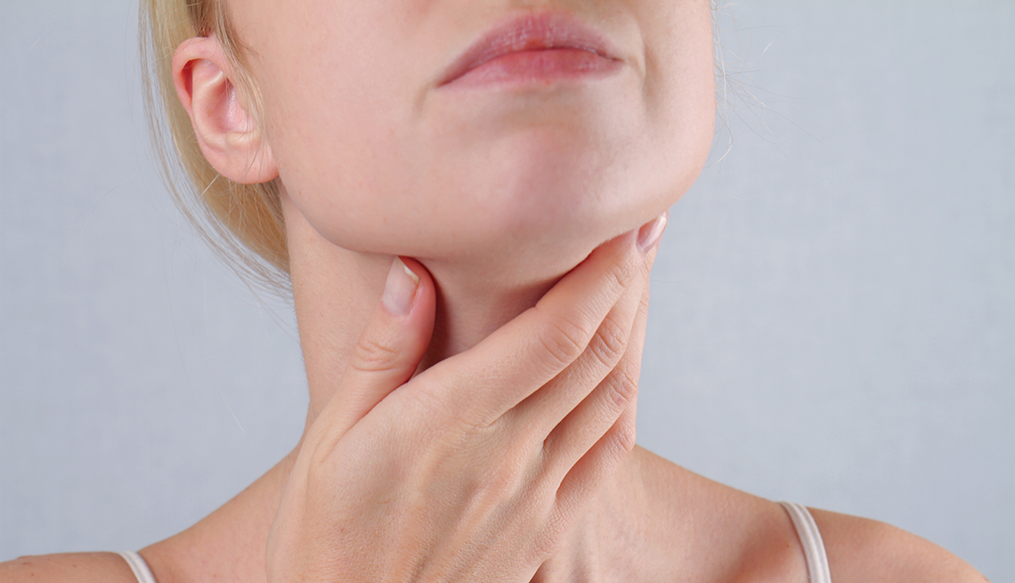 Neck swelling is a symptom of thyroid cancer