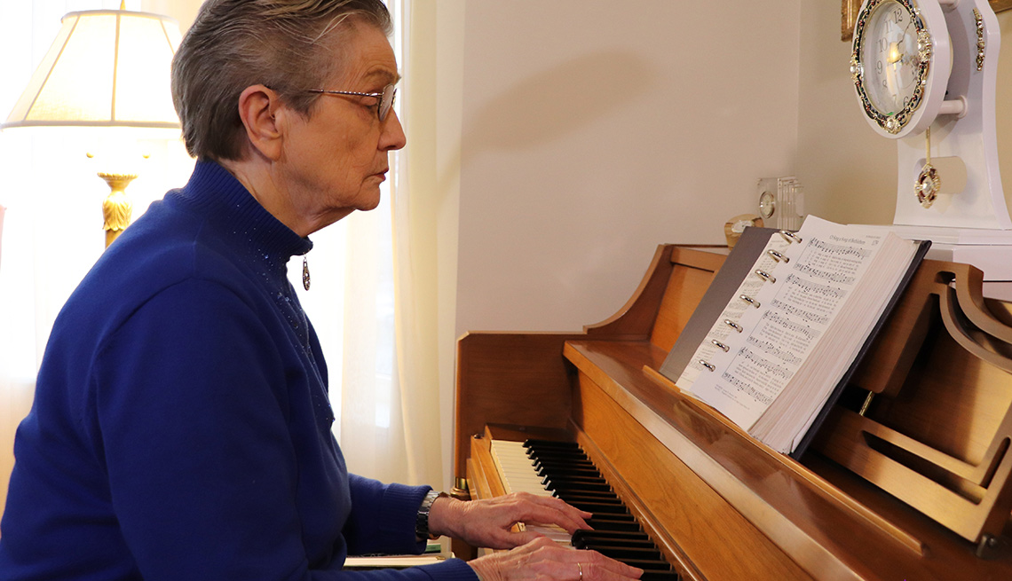 woman with alzheimers plays the piano