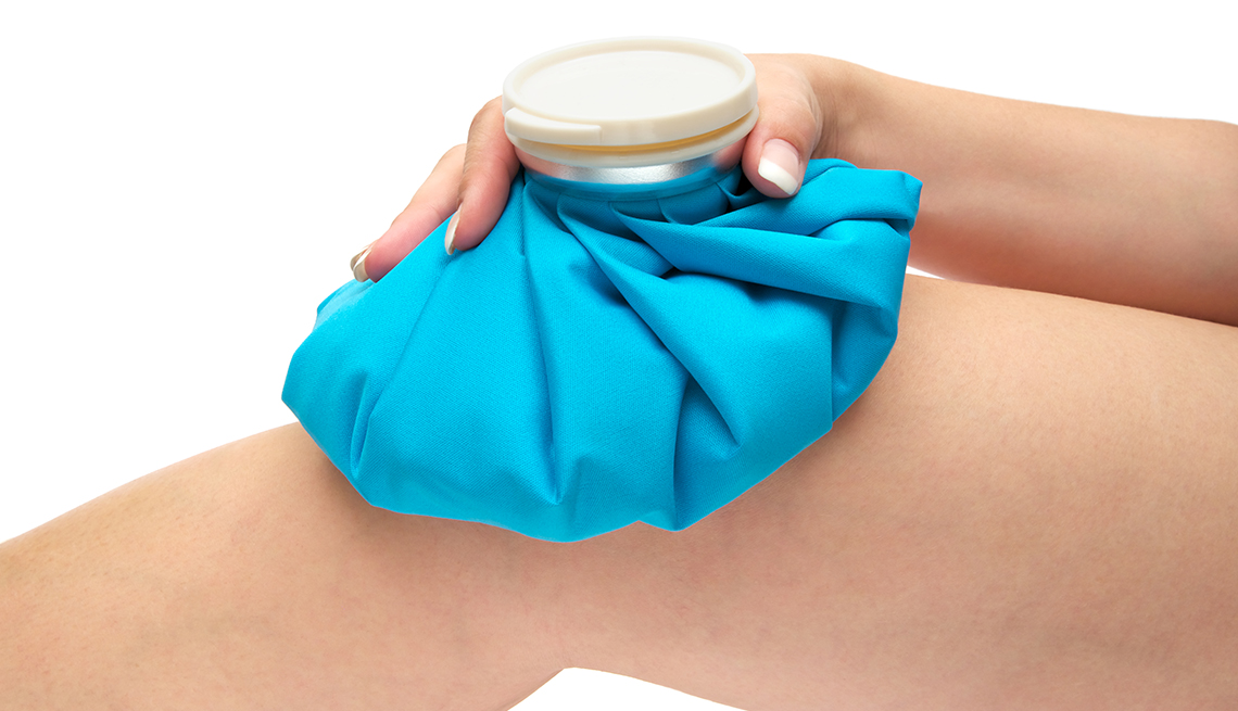 person icing a knee with an ice pack