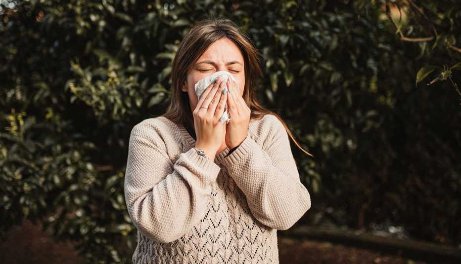 adult woman in a nature suffering allergies