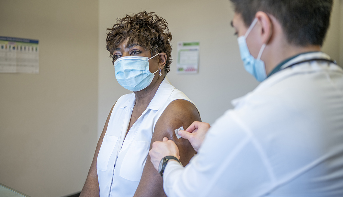 African American woman receives her COVID-19 vaccination.
