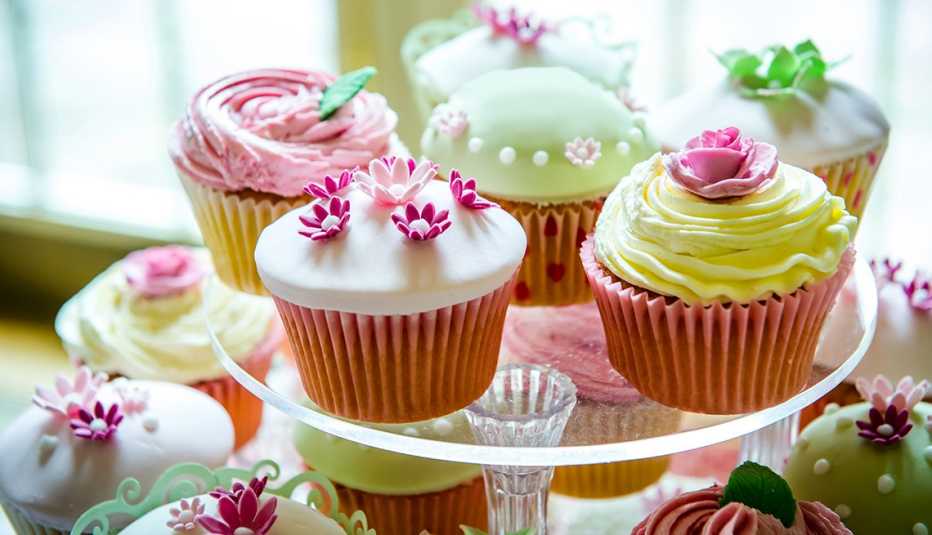 Colorful cupcakes sitting on a tiered tray.
