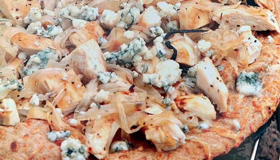 flatbread pizza with chicken caramelized onions and bleu cheese