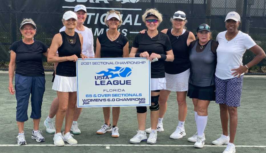leslie hagan is pictured fifth from the left along with her u s t a tennis teammates