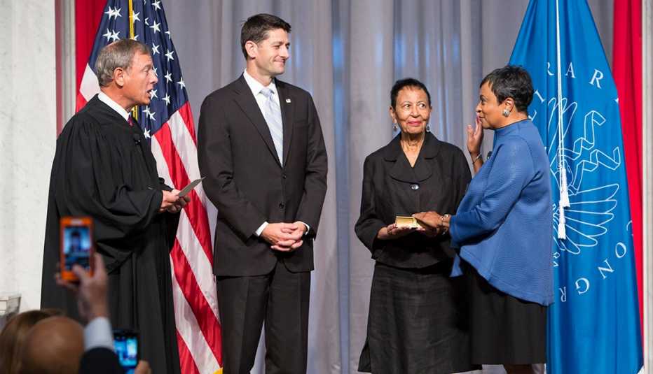 Carla Hayden being sworn in by John Roberts, with Paul Ryan and her mother