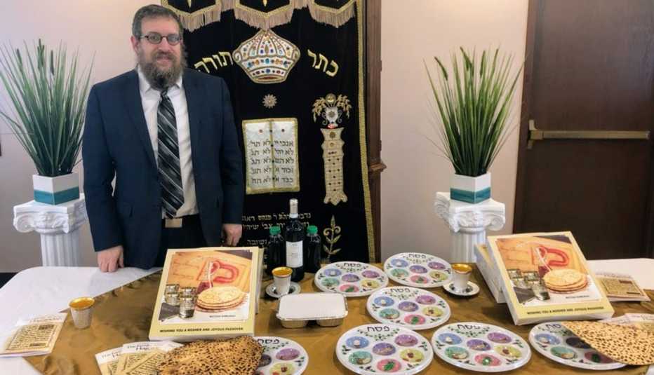 Rabbi Laizer Labkovski showing the contents of Seder in a Box