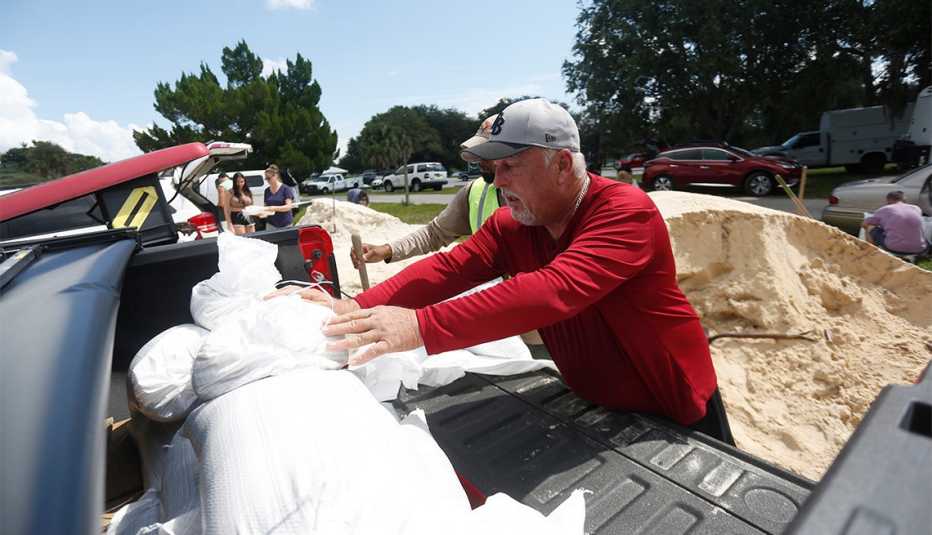 Phil Roberts loads sandbags on to his truck in preparation for Hurricane Ian on September 26, 2022.