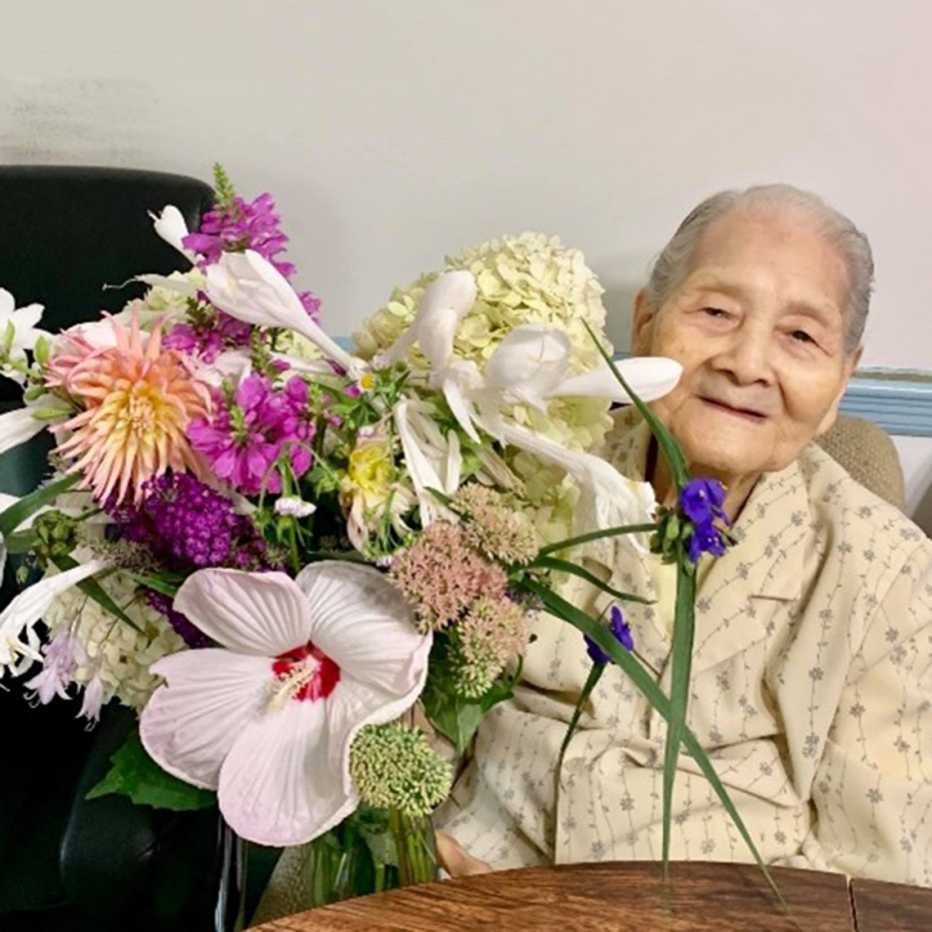 hoa feng then with a bouquet of flowers