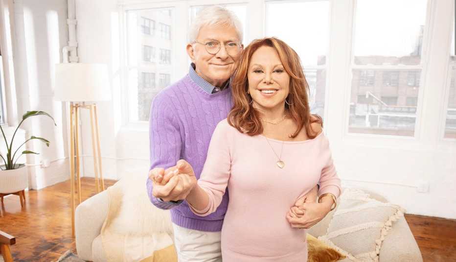marlo thomas and phil donahue are dancing in their living room