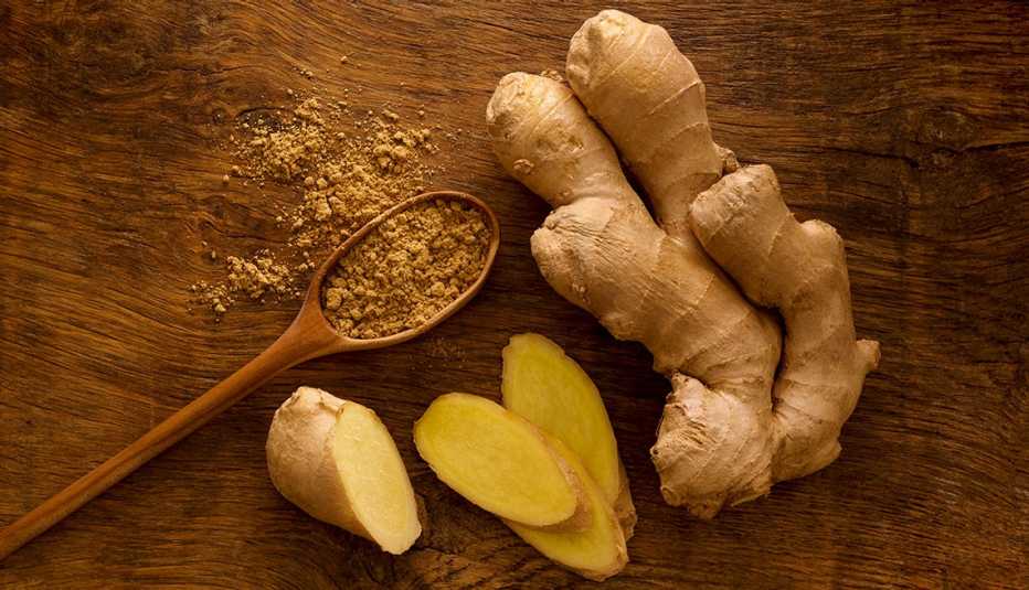 fresh sliced ginger and powdered ginger in a spoon