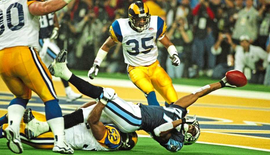 Tennessee Titans WR Kevin Dyson is tackled just short of the goal line by St. Louis Rams LB Mike Jones on the last play of Super Bowl XXXIV at the Georgia Dome in Atlanta, GA on January 30, 2000, to give Dick Vermeil his 1st Super Bowl victory.  The Rams beat the Titans 23-16. 