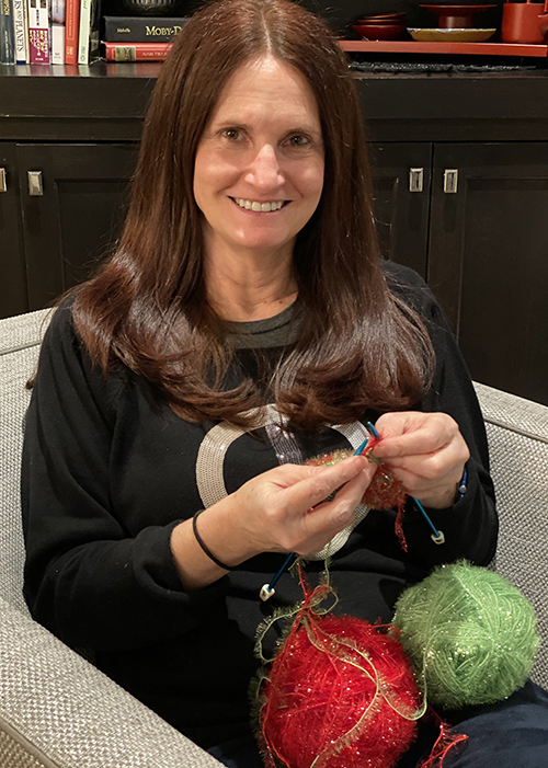 Linda Mueller knitting