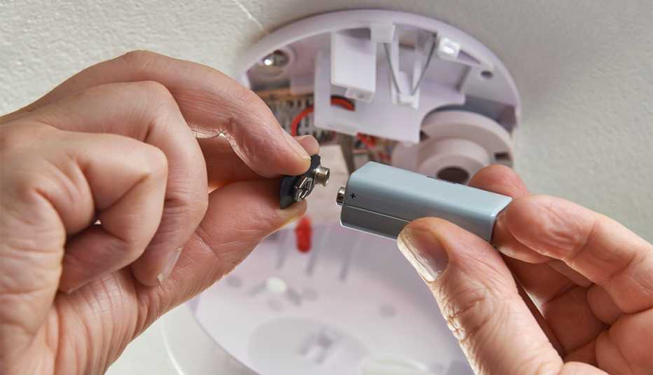 replacing batteries in a smoke detector