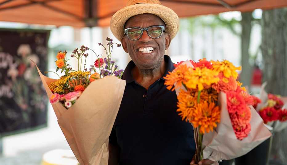 al roker cohost of the today show holding bouquets of flowers