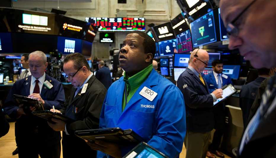 men on the trading floor of the new york stock exchange
