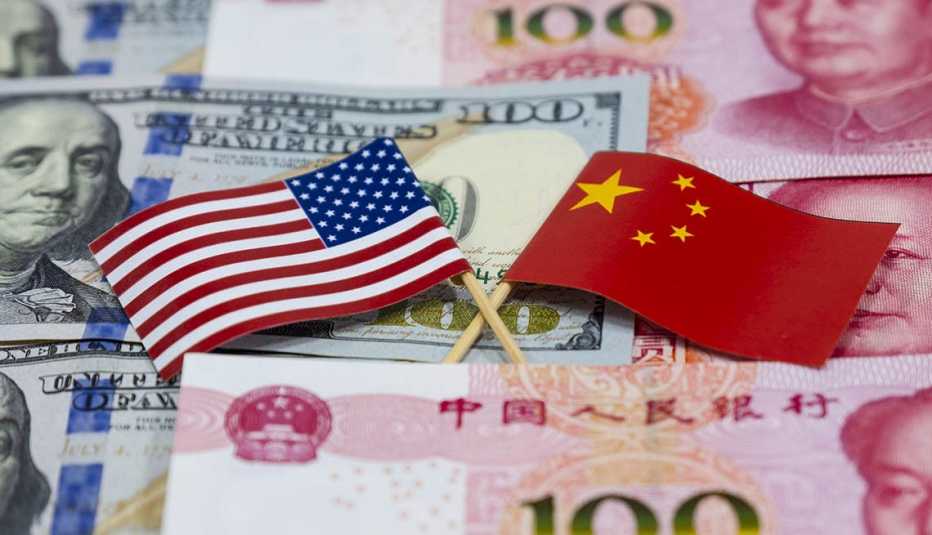 US-China-flags-money