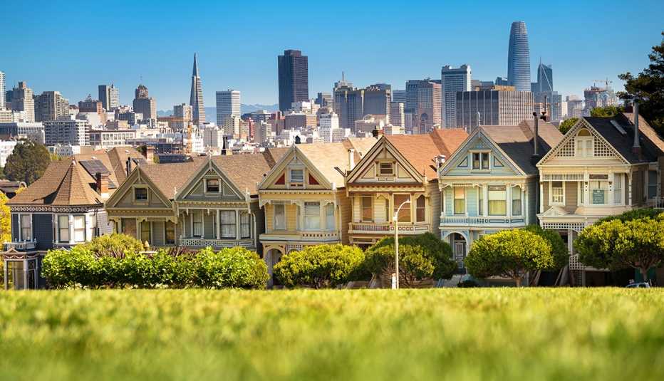 Famous painted ladies houses with San Francisco downtown skyline in the background