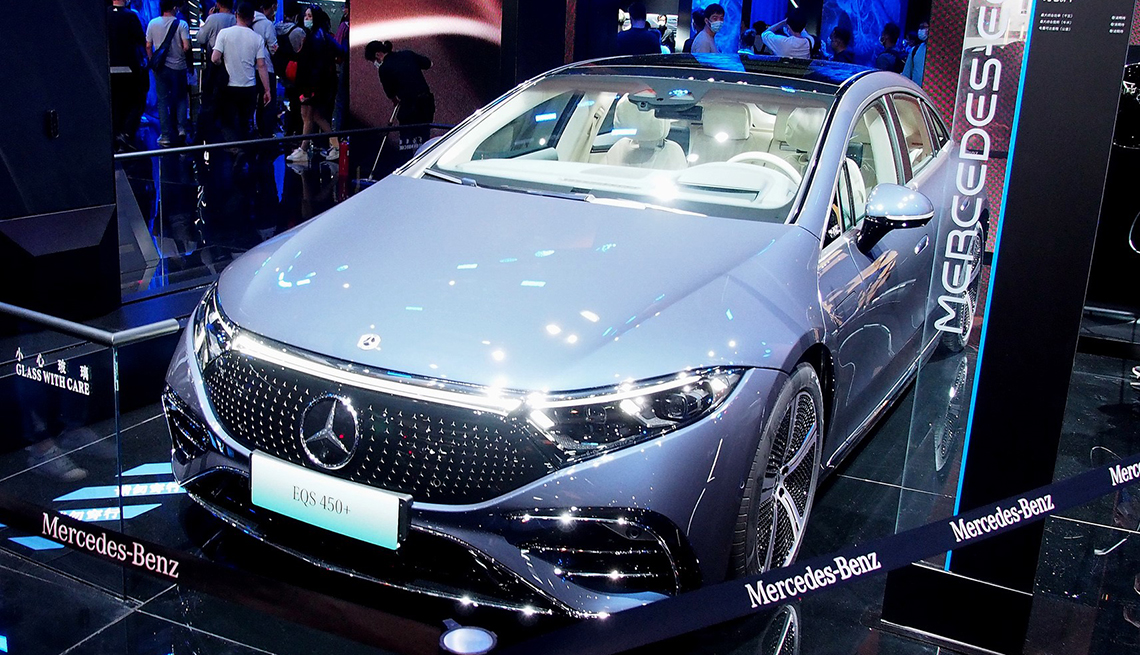 A Mercedes Benz new energy vehicle is displayed at the 19th International Automobile Industry Exhibition Auto Shanghai 2021 in Shanghai, east China, April 28, 2021. The 19th Shanghai International Automobile Industry Exhibition Auto Shanghai 2021 concluded on Wednesday.   The 10-day auto show, which kicked off on April 19, attracted roughly 810,000 visitors and more than 1,000 companies in the auto industry. A total of 1,310 vehicle models were displayed at the show, according to the organizer.   Auto Shanghai 2021 is the first major auto show globally to run normally amid the coronavirus pandemic this year. 