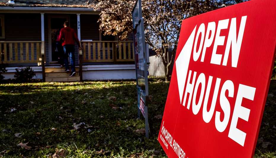 A red sign for an open house.