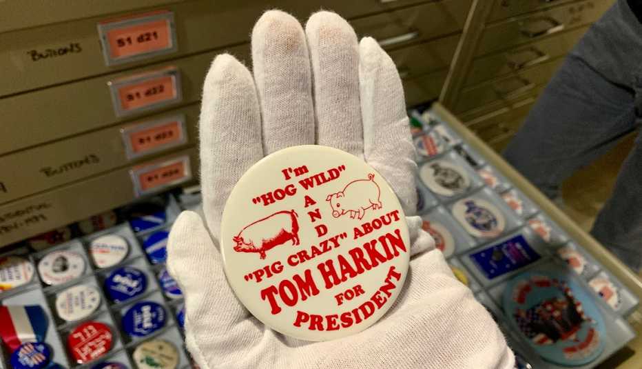 A white pin that says Tom Harkin for president