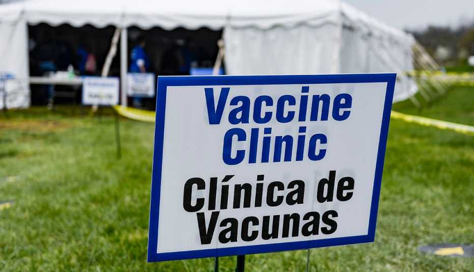 A sign for a vaccine clinic in English and Spanish