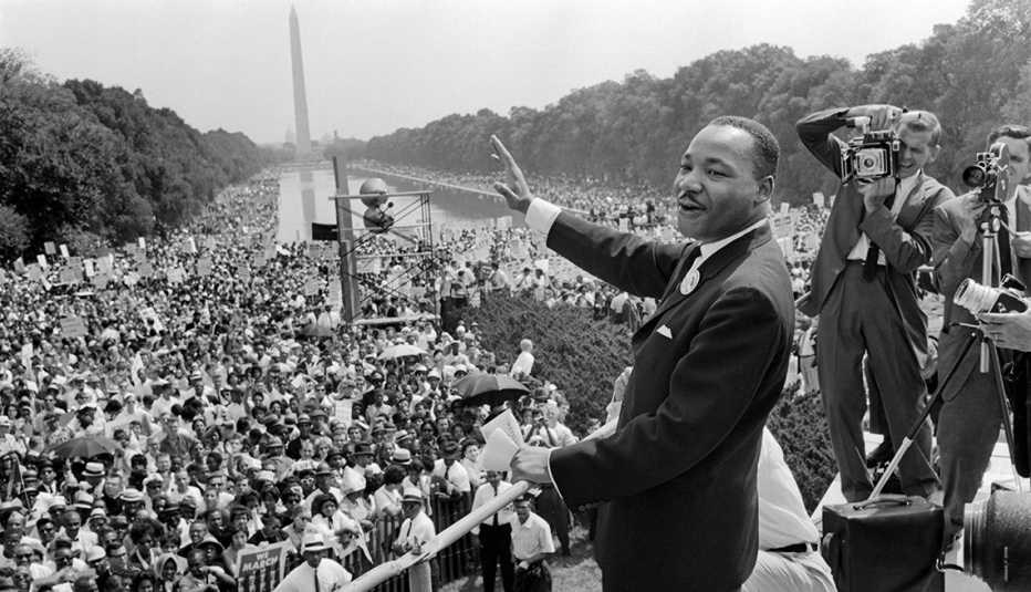 martin luther king waves to supporters on the washington mall during the march on washington