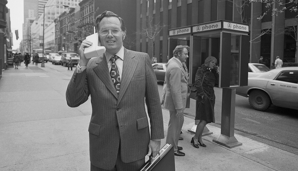 Motorola executive demonstrates the first cell phone