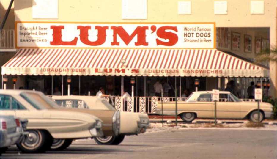 historical photo of a lums hot dogs. restaurant storefront