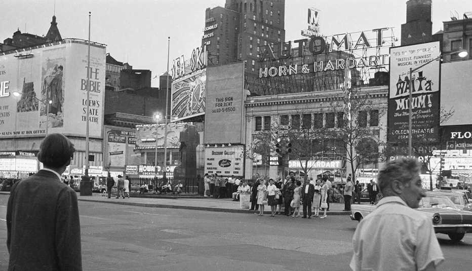 historial photo from nineteen seventy one taken of times square that shows a horn and hardart automat across the street