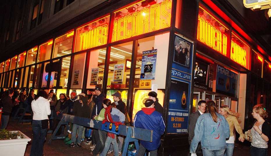 photo from the year two thousand six of fans lining up outside a tower records store in a city at night