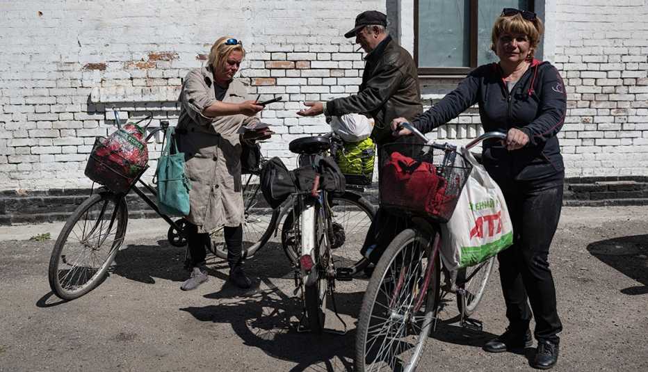 Social worker Natasha Lichman, far left, and colleagues prepare to deliver bread