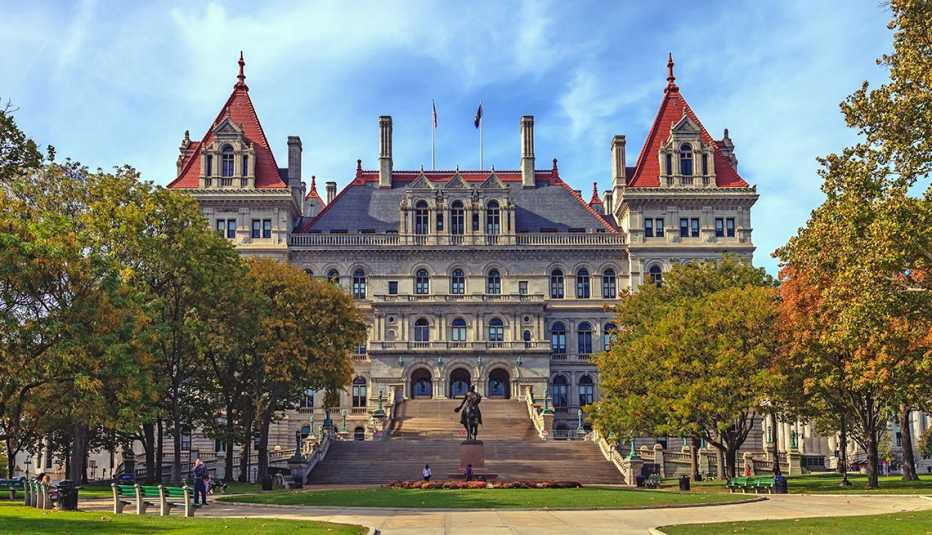 new yorks state capitol building in albany