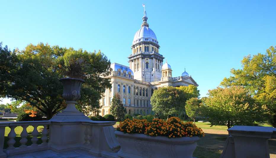 the illinois state capitol building in springfield on a clear day