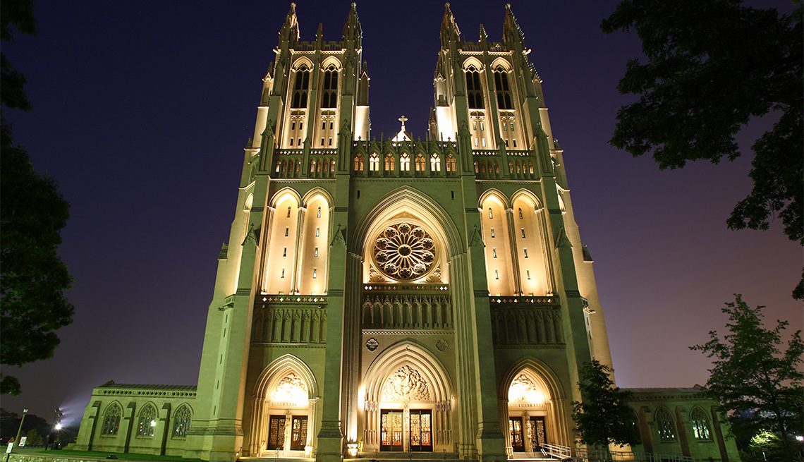 the exterior of the national cathedral in washington, dc in the evening