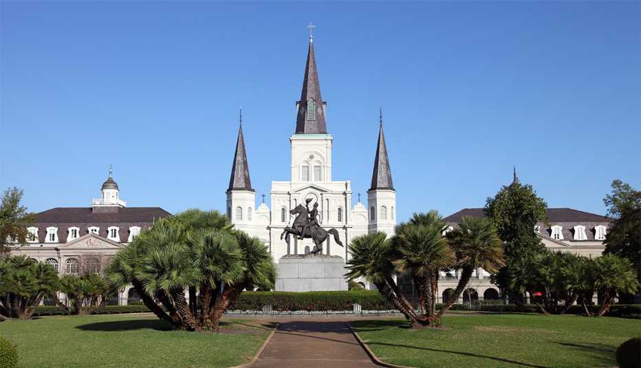 st louis church in new orleans on a bright, clear day