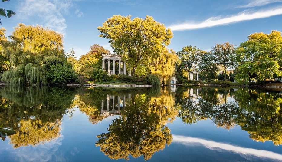 chicago's graceland cemetery amid leafy trees