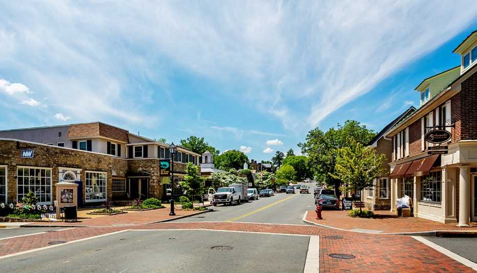 a view of a street in middleburg virginia