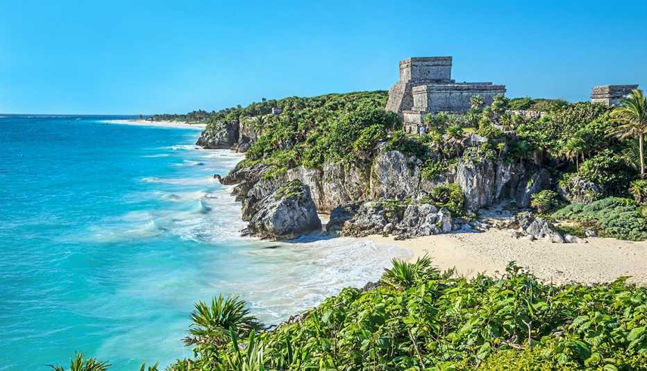Tulum holds the honor of being the most picturesque archaeological site in the Riviera Maya and the only one to have been built overlooking the ocean. A visit here offers spectacular views of the Riviera Maya beaches, Caribbean Sea and surrounding coastal