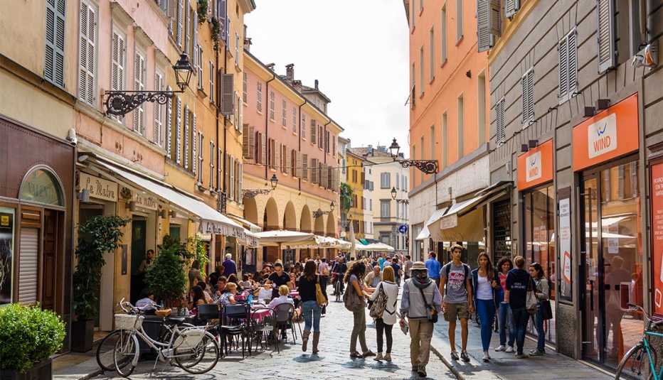 Shops and cafes on Strada Farini in the historic city centre, Parma, Emilia Romagna, Italy