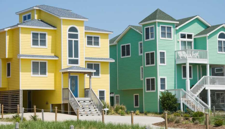 brightly colored beach houses on the outer banks in north carolina