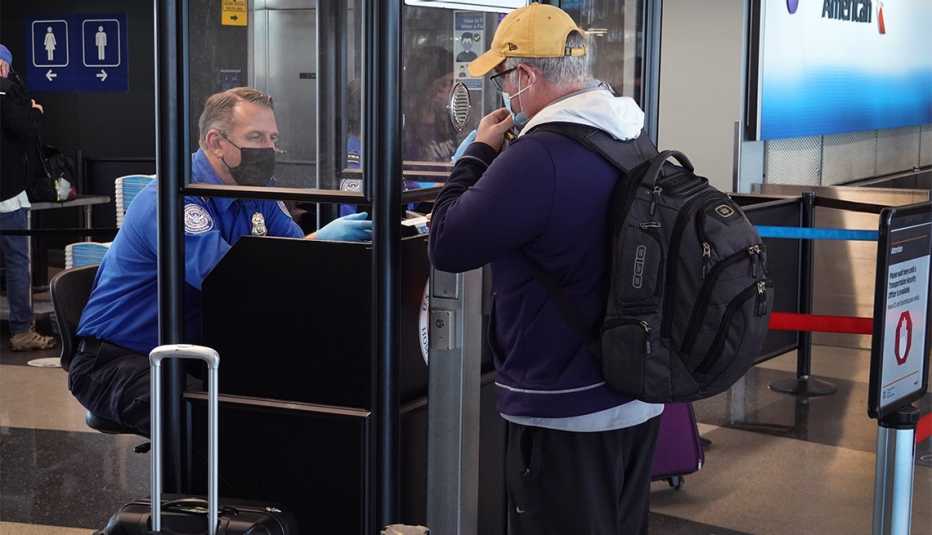 Transportation Security Administration (TSA) workers screen passengers at O'Hare International Airport 