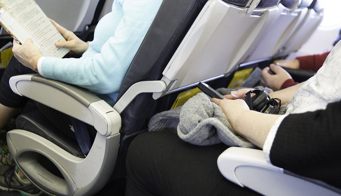 Passengers cramped in tightly-fitted airline seats