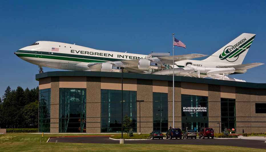 747 Airplane Atop Wings & Waves Building in Oregon, Best Indoor Water Parks