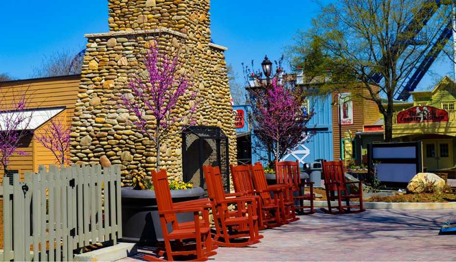 Smoky Mountains-themed waiting area at Carowinds