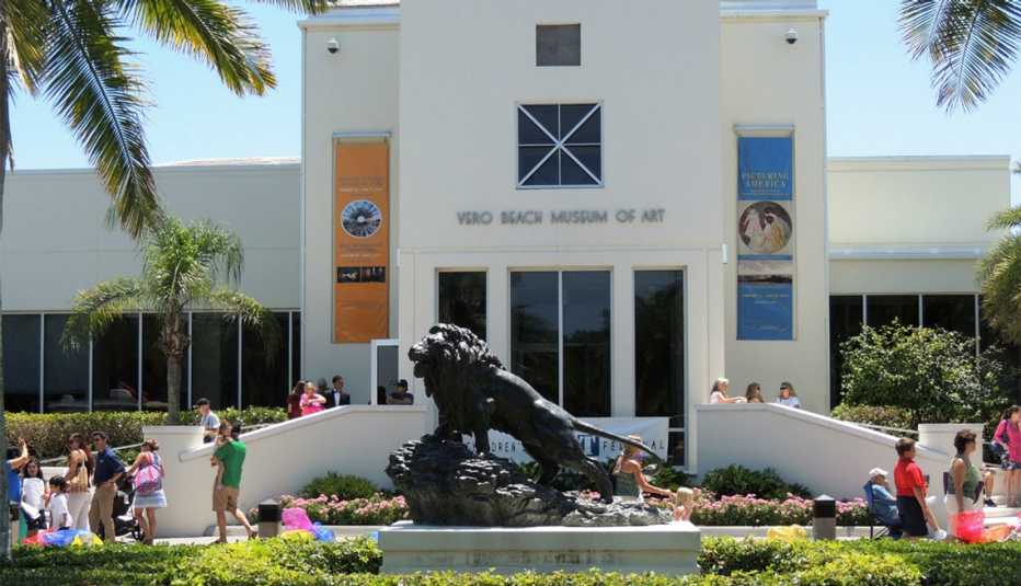 lion statue outside of the Vero Beach Museum of Art
