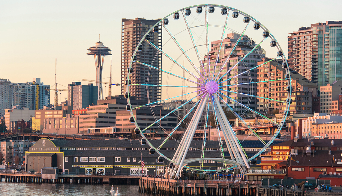 Seattle Great Wheel brightly lit