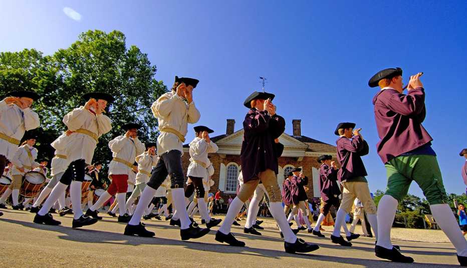 members of the colonial williamsburg fifes and drums parade on july 2, 2007