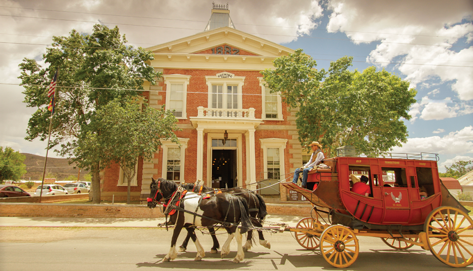 horse and carriage outside of tombstone arizona courthouse