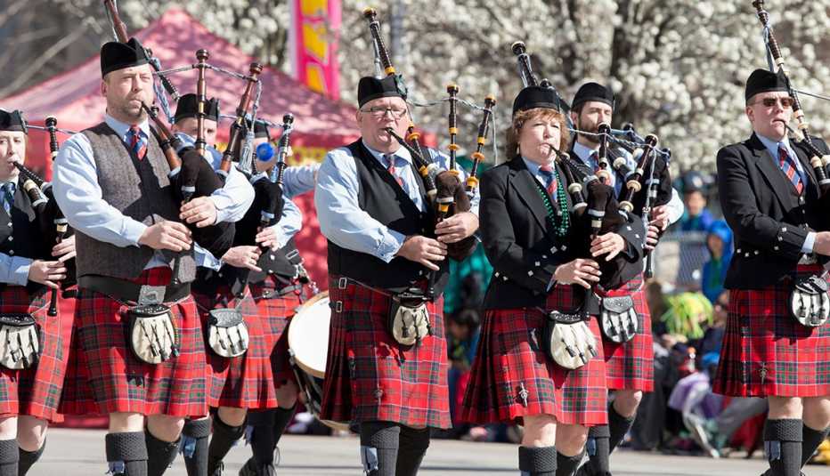 Kansas City, Missouri, USA. 17th Mar, 2016. St. Andrew Pipe and Drums opens the St. Patrick's Day processional. 