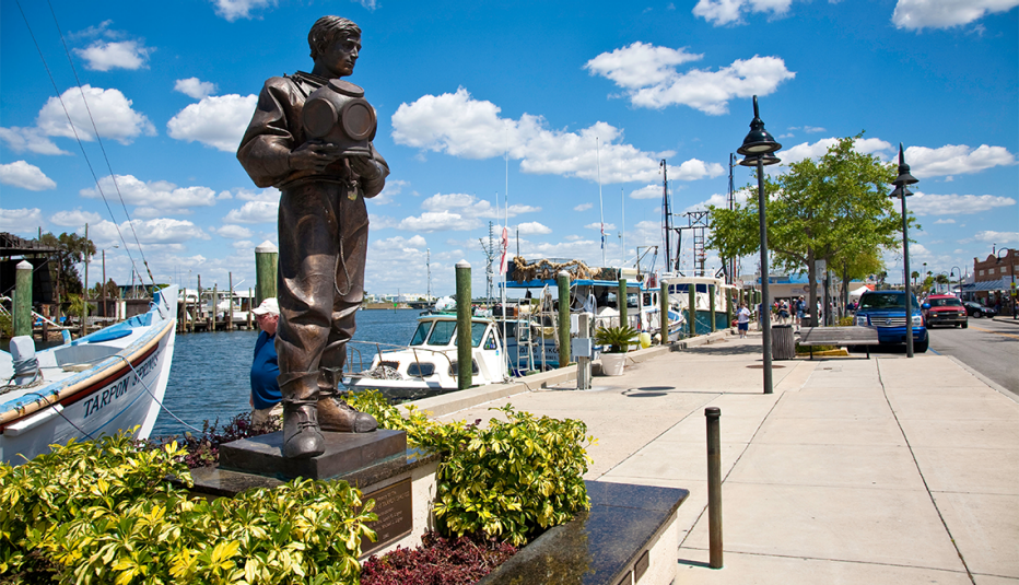 statue of a diver in tarpon springs florida